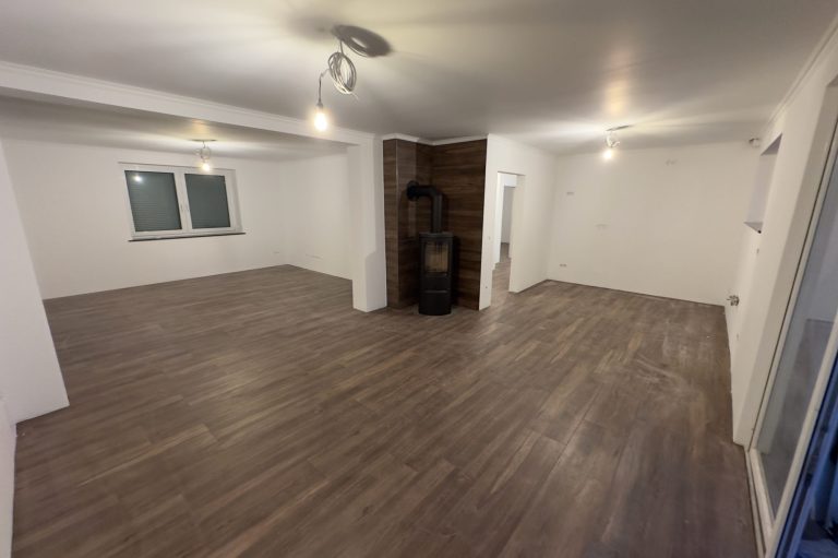 Wohnzimmer mit Steinfliesen